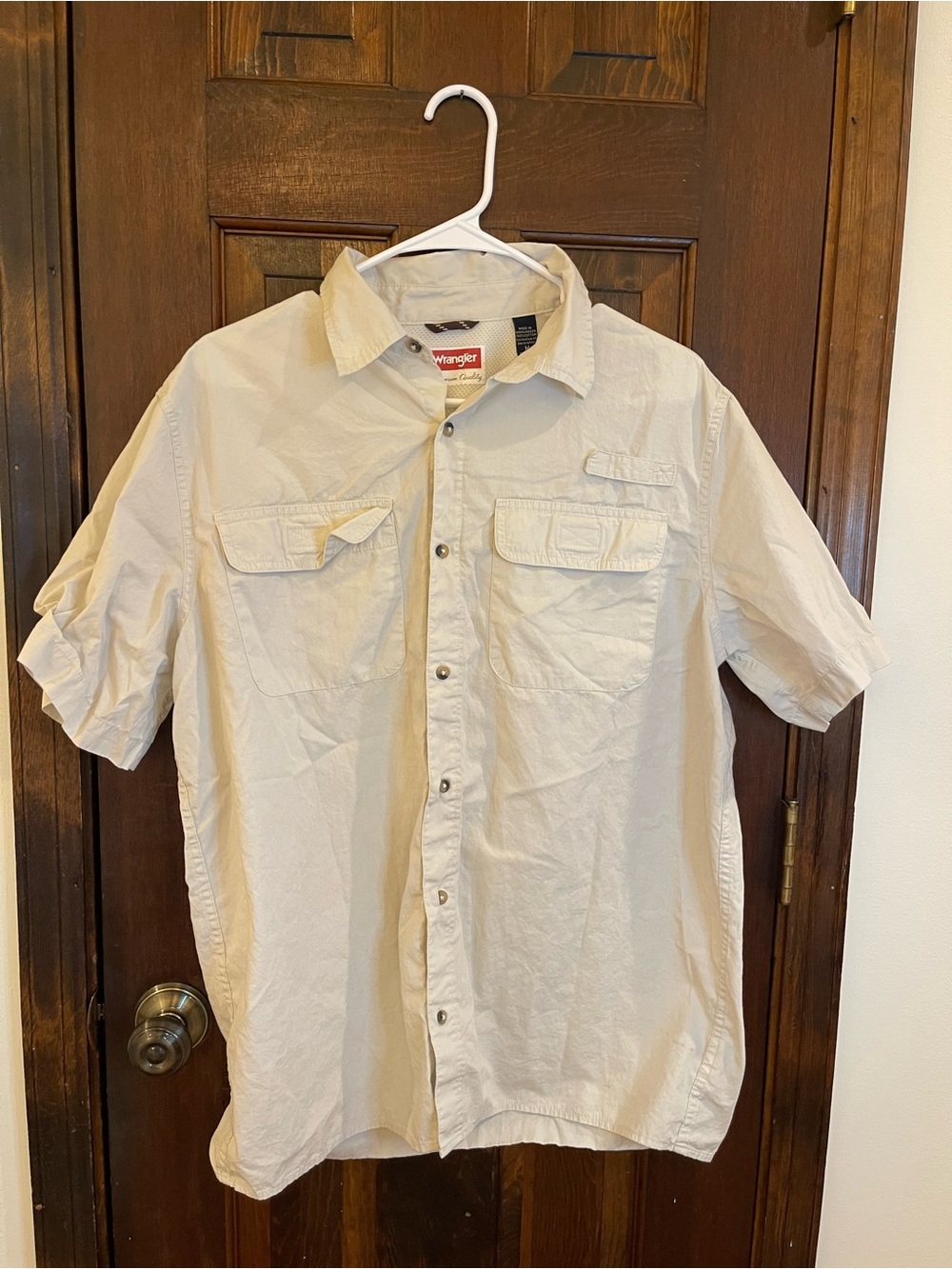 Wrangler Men’s Button Up Shirt Size M Tan Short Sleeve Collared Lined